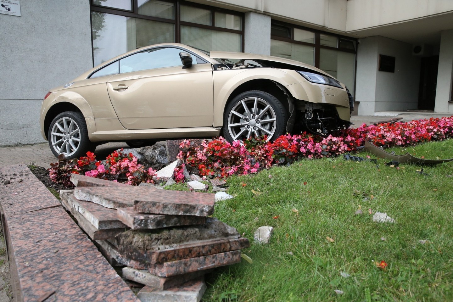 „Audi“ savo kelionę baigė gėlynuose.