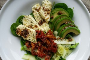 Vasariškos salotos su varškės sūriu sugrąžins į vaikystę