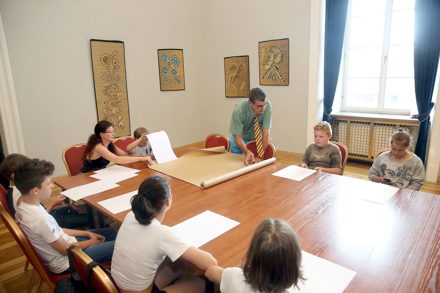 Together with the artist, the children learned to express their feelings on a sheet. <br> Photo by R. Danisevičius.