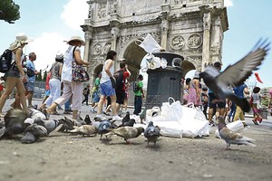 Amžinąjį miestą dusina pūvančių atliekų dvokas