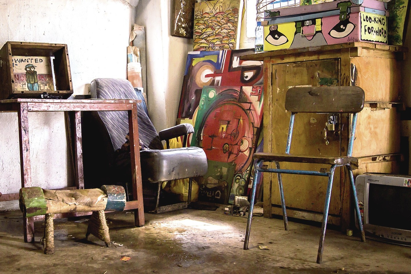 Didžiausiame Rytų Afrikos lūšnyne, vadinamame Kibera, įsikūrusi menininkų studija yra ir darbo, ir laisvalaikio leidimo vieta Sandrai bei jos draugams.<br>G.Stravinskaitės nuotr.