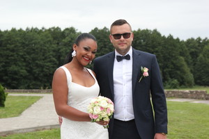 Modelis Avgustina prie altoriaus žengė su mamos pasiūta suknia