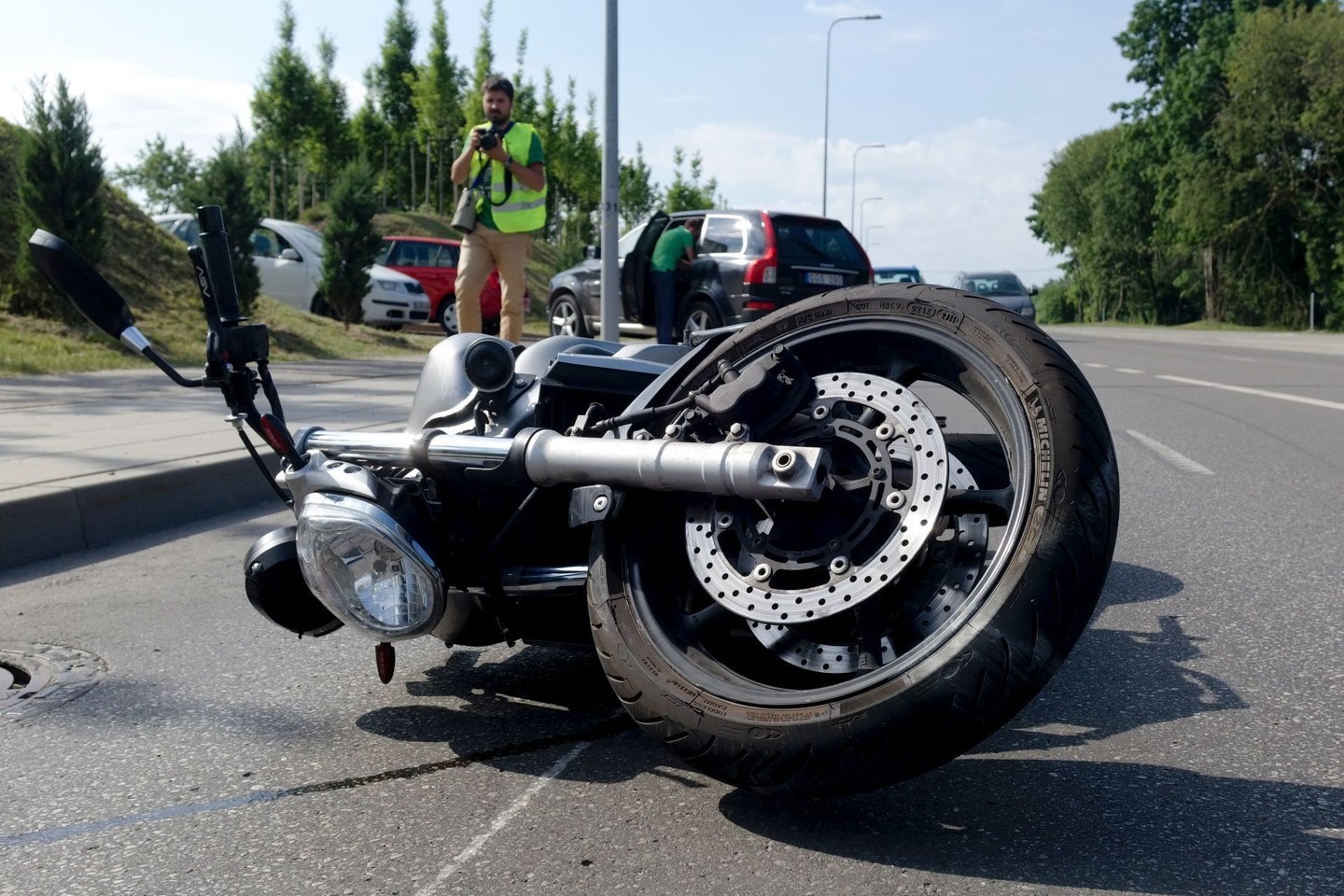 Metalinio automobilio kėbulo apsaugos neturintys dažnai neišgyvena dėl eismo įvykio metu patirtų sužeidimų.<br>Vlado Ščiavinsko asociatyvi nuotr.