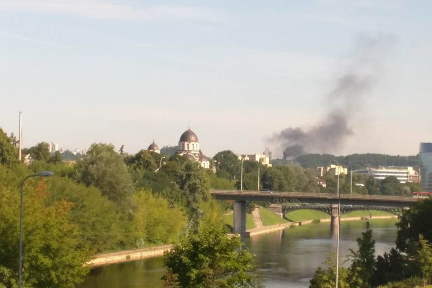Vilniečius gąsdino juodų dūmų stulpas.