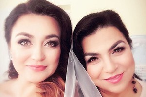 Giulija su dukra vestuvėms savo grožį patikėjo žinomai meistrei