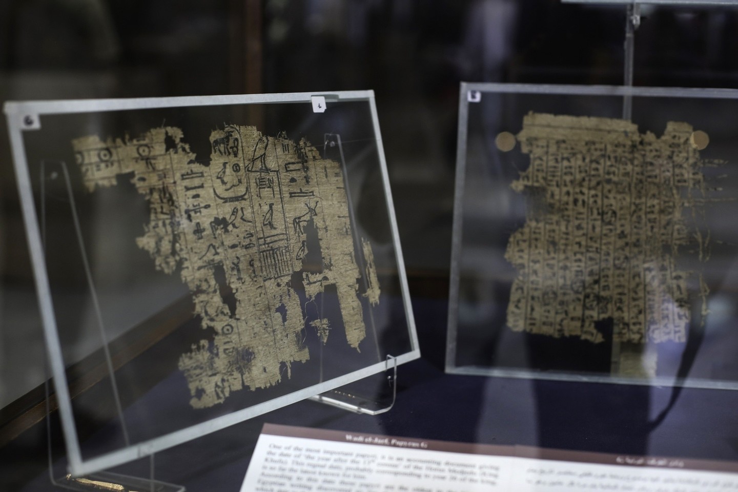 Egipto muziejaus parodoje rodomi seniausi papirusai su Didžiosios piramidės statytojų dienoraščiais.<br>AFP/Scanpix nuotr.