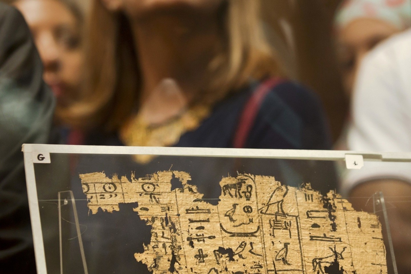 Egipto muziejaus parodoje rodomi seniausi papirusai su Didžiosios piramidės statytojų dienoraščiais.<br>AP nuotr.