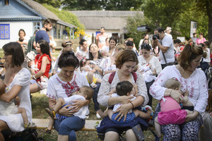 Rumunijoje dešimtys motinų reklamavo maitinimą krūtimi