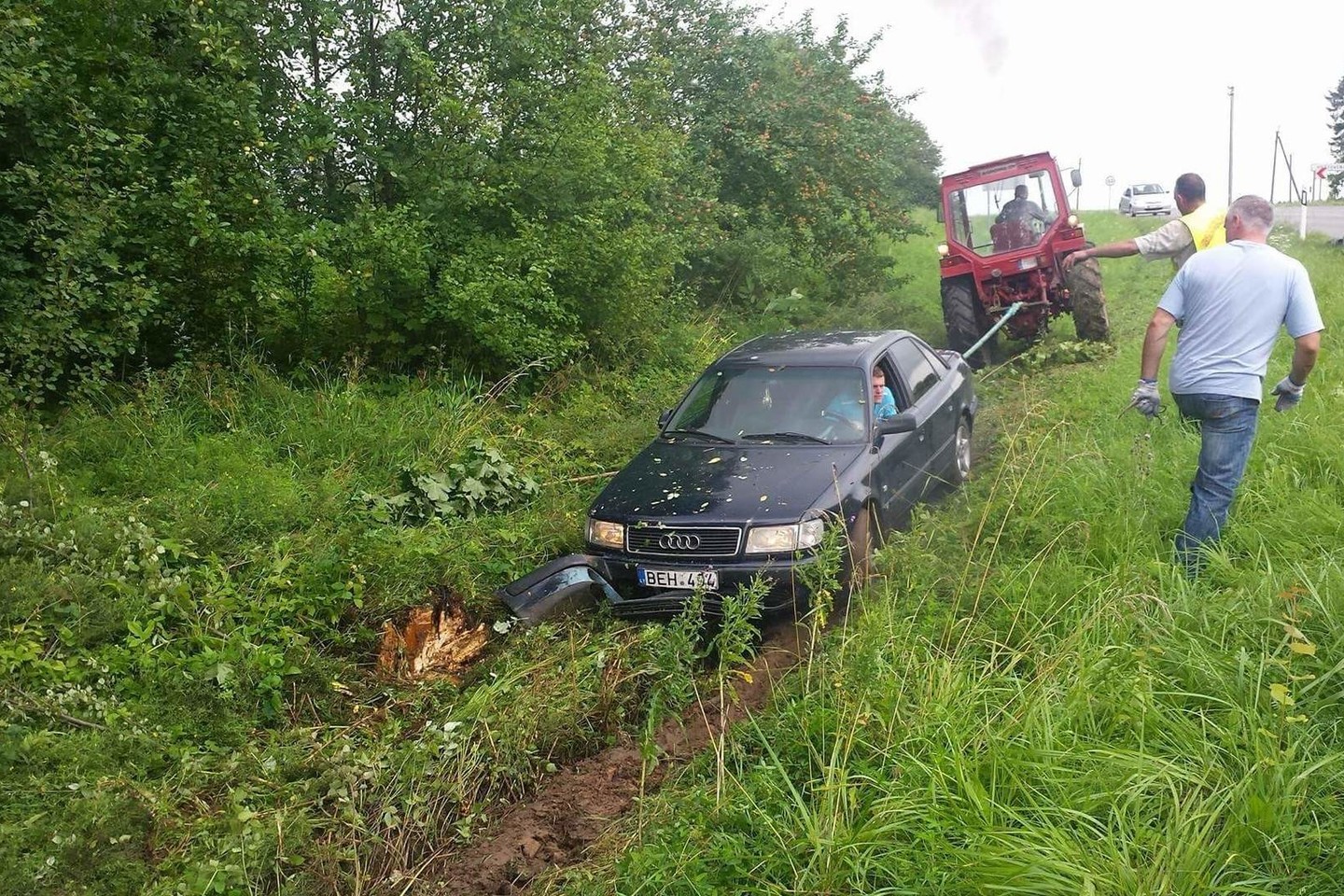 Pliaupiant lietui, slidžiame kelyje moteris nesuvaldė „Audi“.