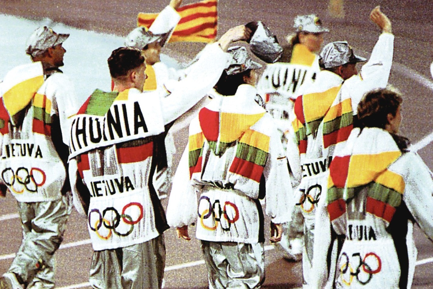 1992 metais per Barselonos žaidynių atidarymą į olimpinį judėjimą po 64 metų grįžę lietuviai žygiavo su garsaus japonų dizainerio I.Miyake dovanota apranga.<br>Nuotr. iš LR archyvo