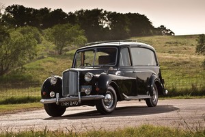 J. Lennono limuzinu paverstam katafalkui ieško naujo šeimininko