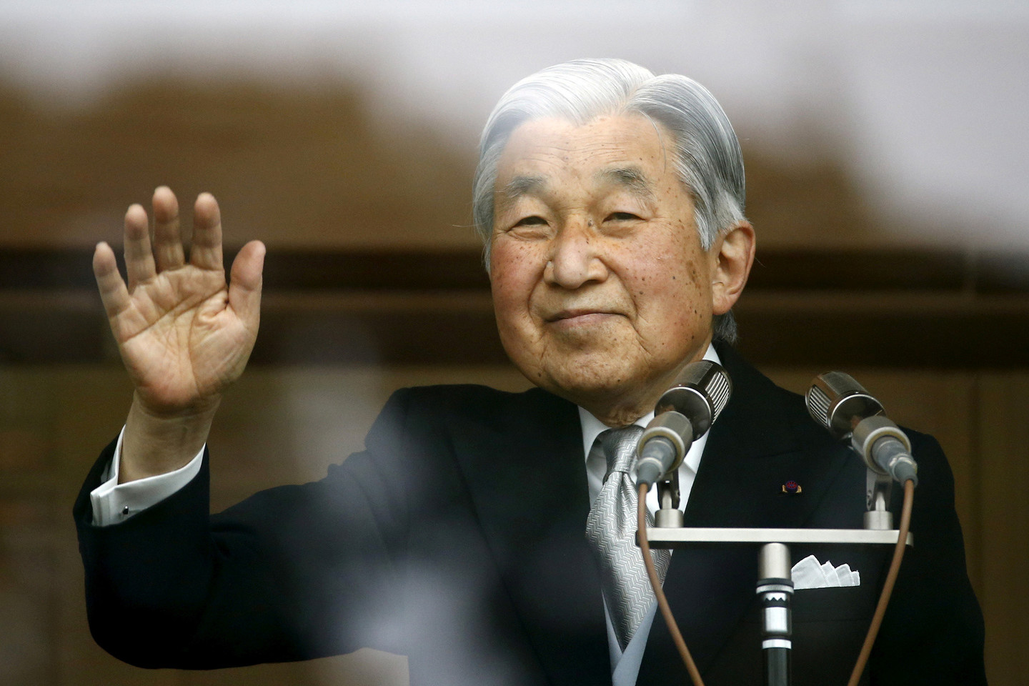 Kalbos apie galimą imperatoriaus pasitraukimą iš pradžių Japonijoje sukėlė nuostabą.