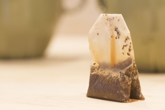 Neišmeskite panaudotų arbatos maišelių. Štai ką galite padaryti