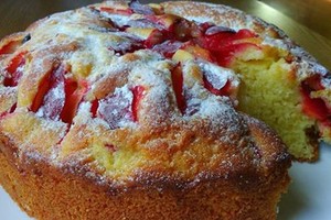 Skanėstų niekada nebūna per daug: purus pyragas su slyvomis