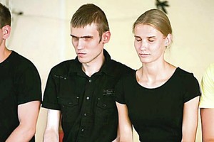 Dėl klaidos nematantį brolį per pasaulį lydi silpnaregė sesuo