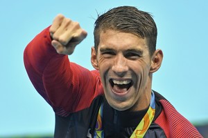Plaukimo žvėris M. Phelpsas nesustoja: laimėjo 19-ąjį auksą