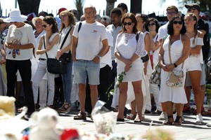 Nicos teroro aukas pagerbė baltai dėvinti minia