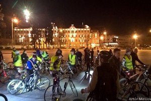 Kviesdami į naktinį renginį primena apie liemenes ir žibintus