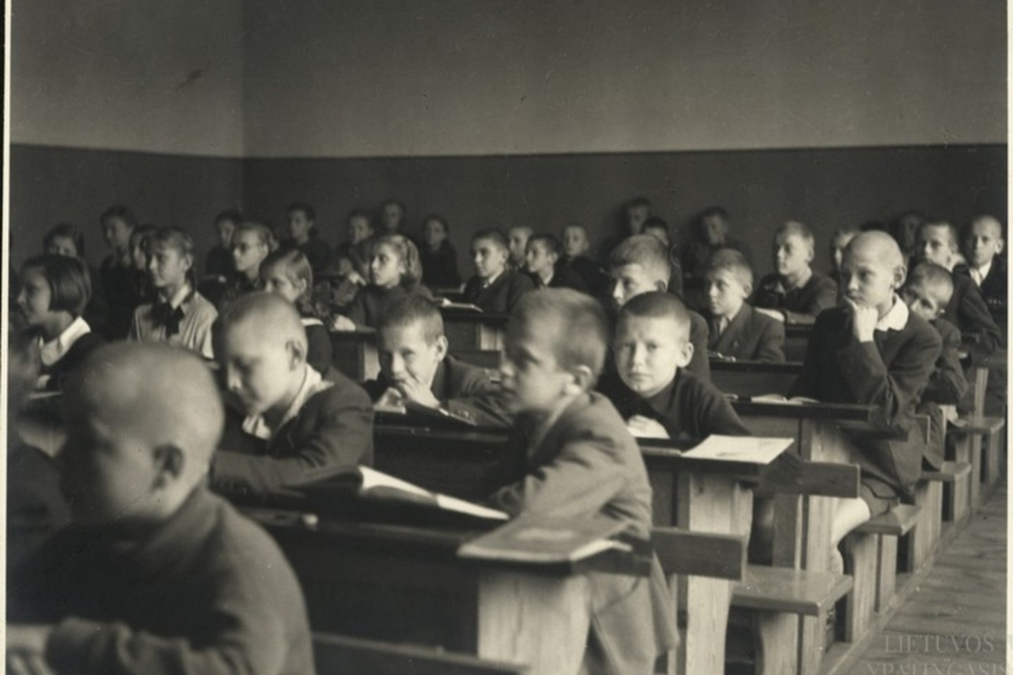 Pradinės mokyklos mokiniai pamokos metu. 1940 m.<br>Lietuvos ypatingojo archyvo nuotr.