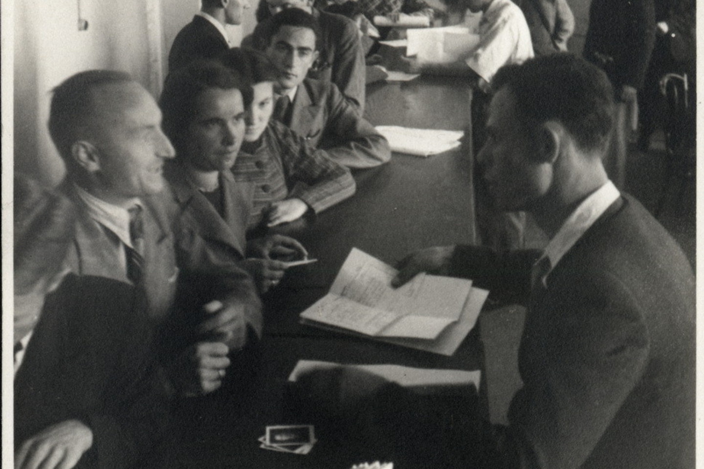 Kauno universiteto priėmimo komisijos nariai, kalbantys su įstojusiu studentu. 1940 m.<br>Lietuvos ypatingojo archyvo nuotr.