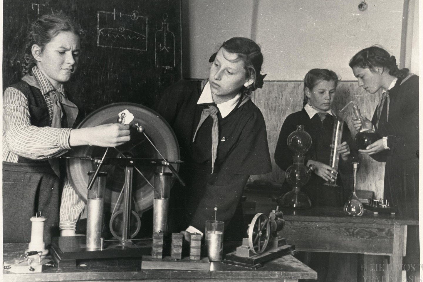 Vilniaus 7-osios vidurinės mokyklos mokinės fizikos pamokoje. 1950 m.<br>Lietuvos ypatingojo archyvo nuotr.