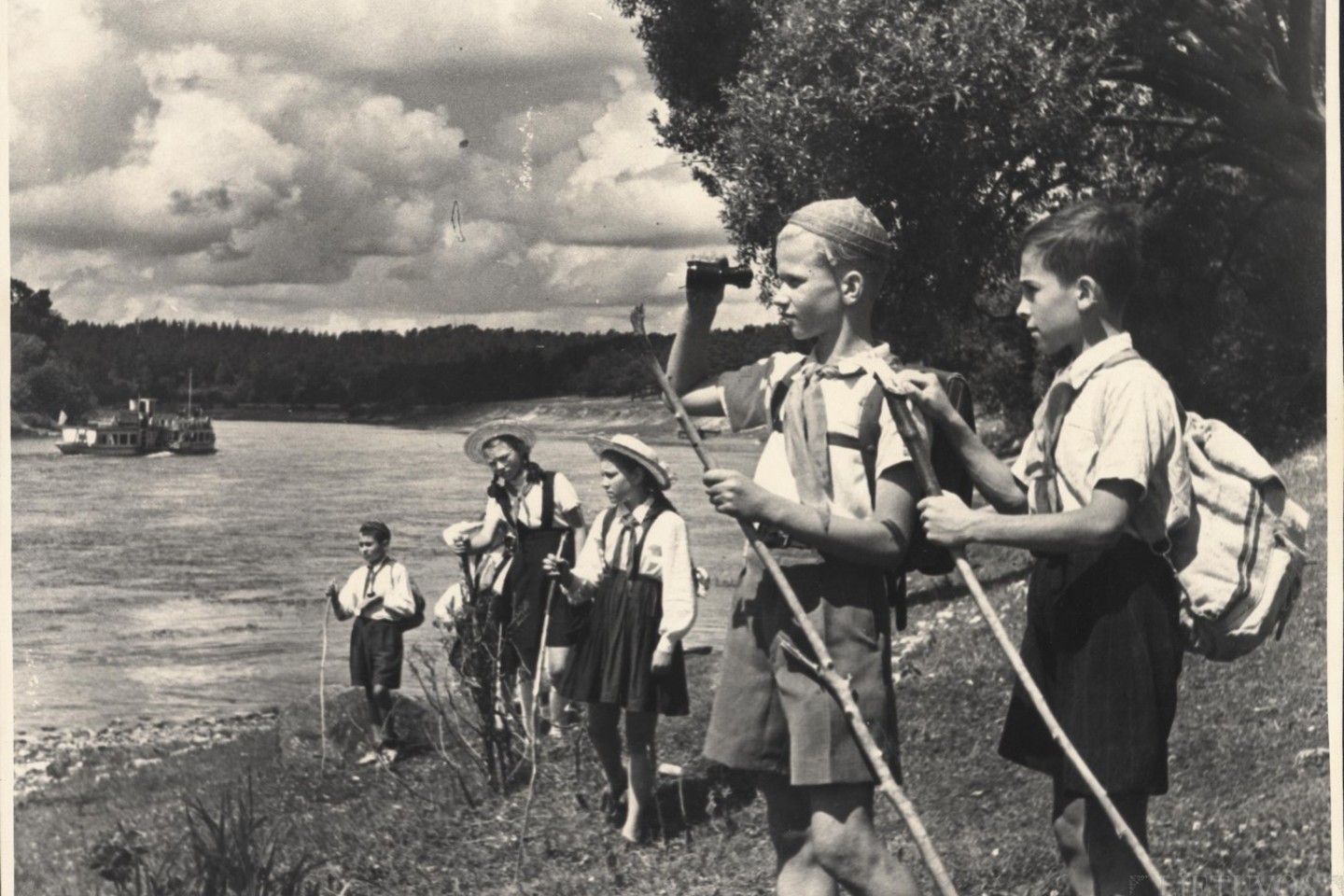 Pionierių stovyklos grupė, iškylaujanti Vilniuje, Valakampiuose. 1950 m.<br>Lietuvos ypatingojo archyvo nuotr.