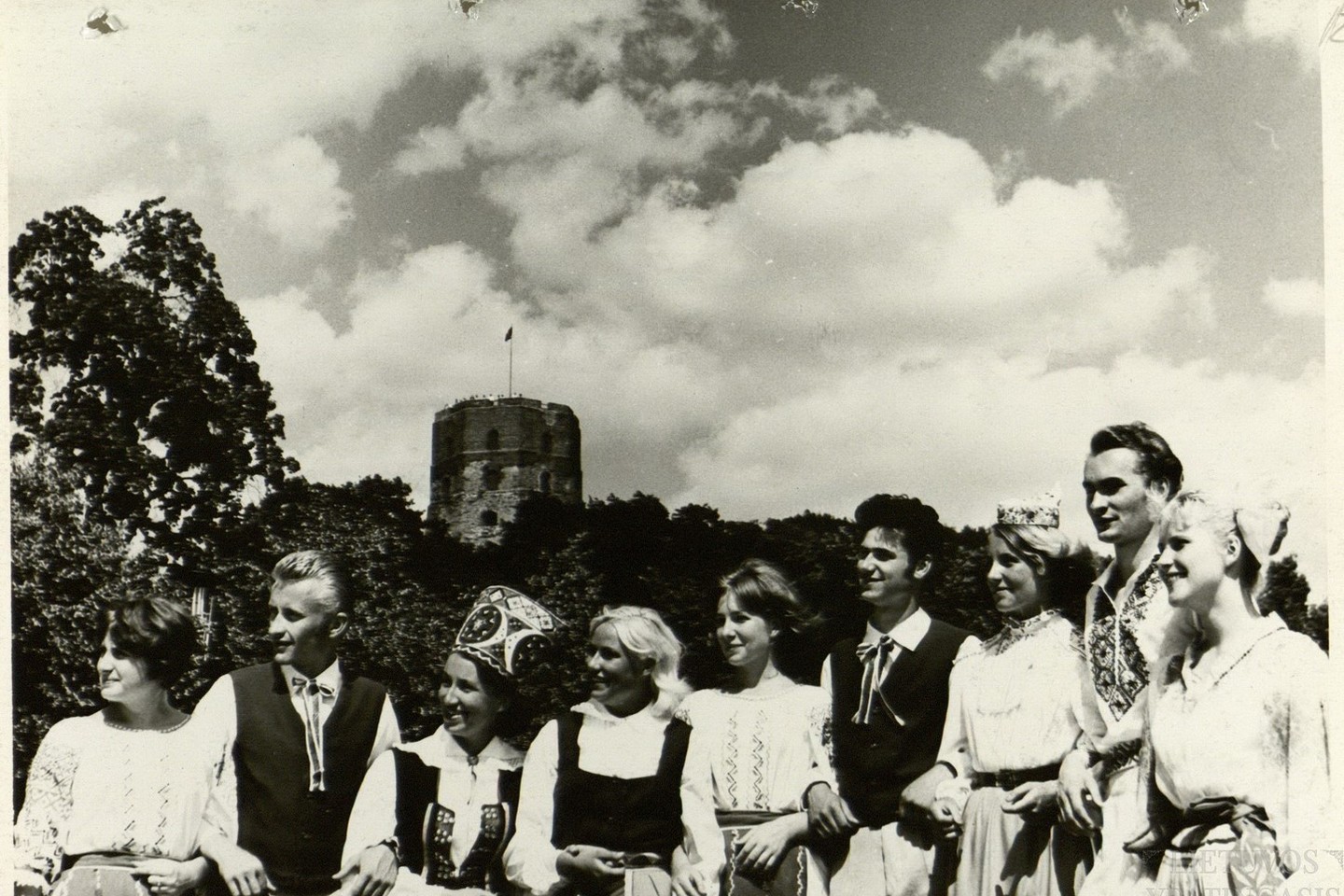 Sovietinę „tautų draugystę“ reprezentuojantys studentai iš įvairių šalių, IV Pabaltijo studentų dainų ir šokio festivalio metu susikibę rankomis. Vilnius, 1968 m.<br>Lietuvos ypatingojo archyvo nuotr.