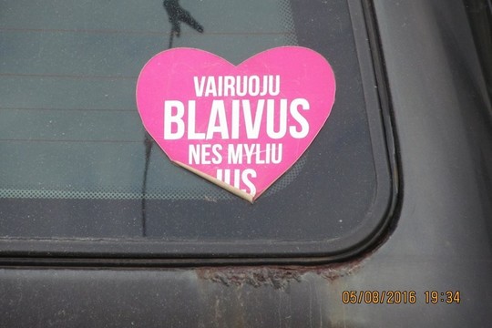 Blaivybę deklaruojantis lipdukas girtam vairuotojui nepadėjo
