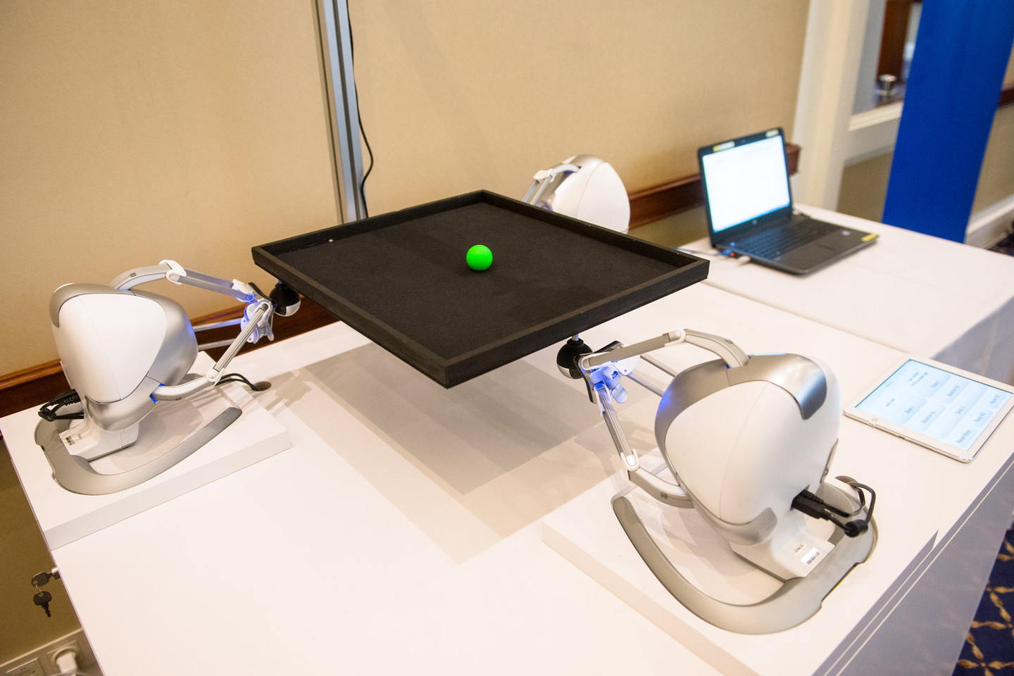 Trys robotukai, prijungti prie 5G interneto, per kelias sekundes visiškai stabilizuoja kamuoliuką lentos vidury.<br>J.Stacevičiaus nuotr.