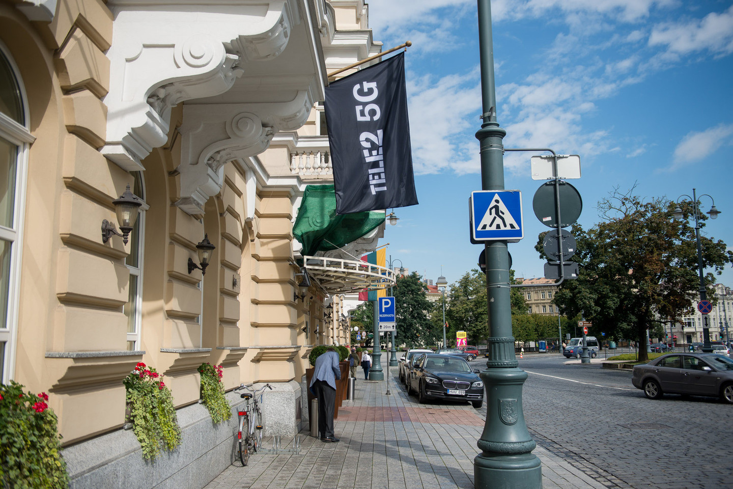 „Tele2“ drąsiai vidury Vilniaus iškėlė juodą 5G vėliavą. Tiesa, laukti to reikės dar iki 2020 m.<br>J.Stacevičiaus nuotr.