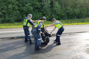 Kelyje Vilnius–Panevėžys į avariją pateko motociklininkas