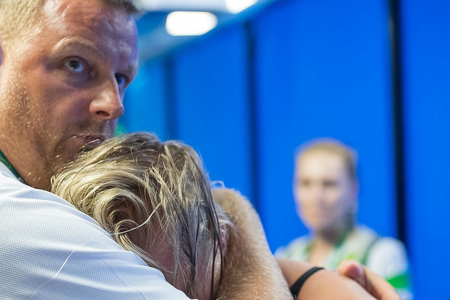 R.Meilutytė verkia įsikniaubusi į J.Ruddą.