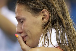 Prieš finalą nušvilpta J. Jefimova po finišo liejo ašaras