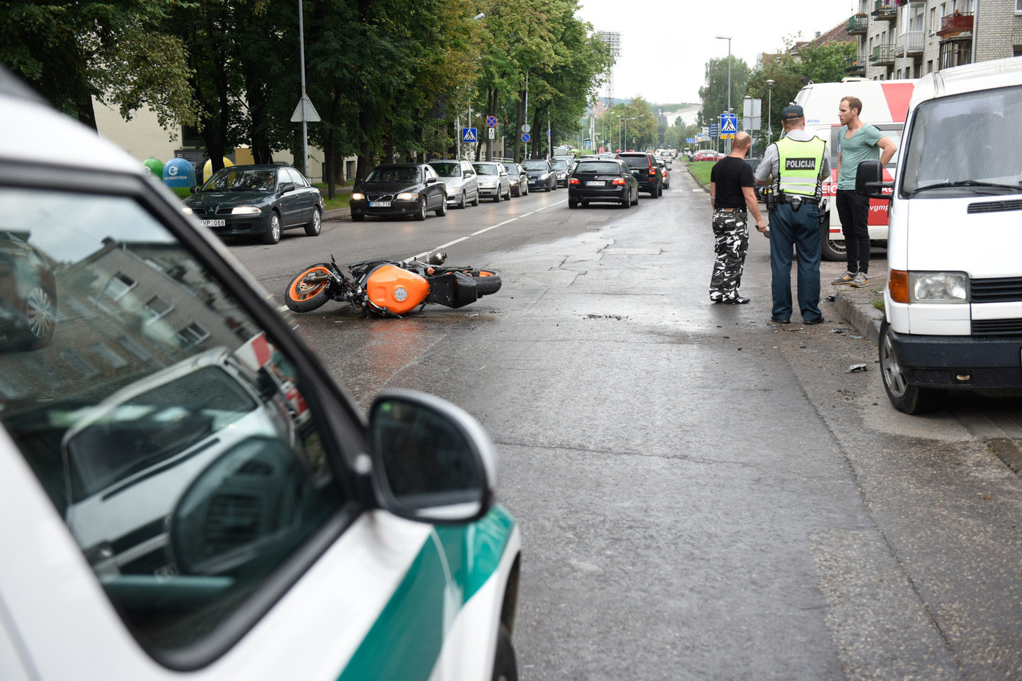 Vilniuje susidūrė mikroautobusas ir motociklas, prireikė medikų.