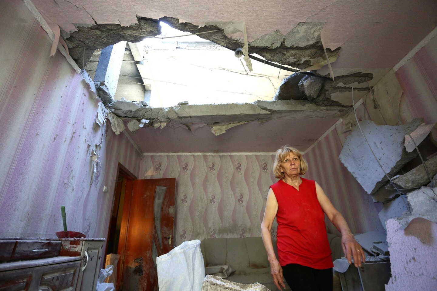 Rytų Ukrainoje, kurioje vis dar yra akivaizdūs karo ženklai, gyventojai kiekvieną dieną meldžiasi, kad artilerijos sviediniai nepataikytų į jų namus.