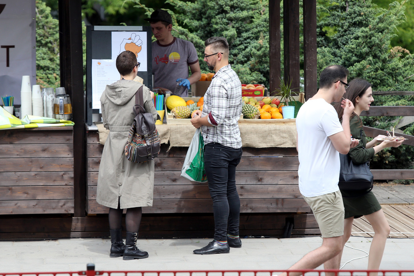 Vilniuje, kur kiekvieną penktadienį furgonėlis maitina pietautojus „Open Kitchen“ erdvėje, kortele atsiskaito maždaug pusė visų klientų.<br>R.Danisevičiaus nuotr.