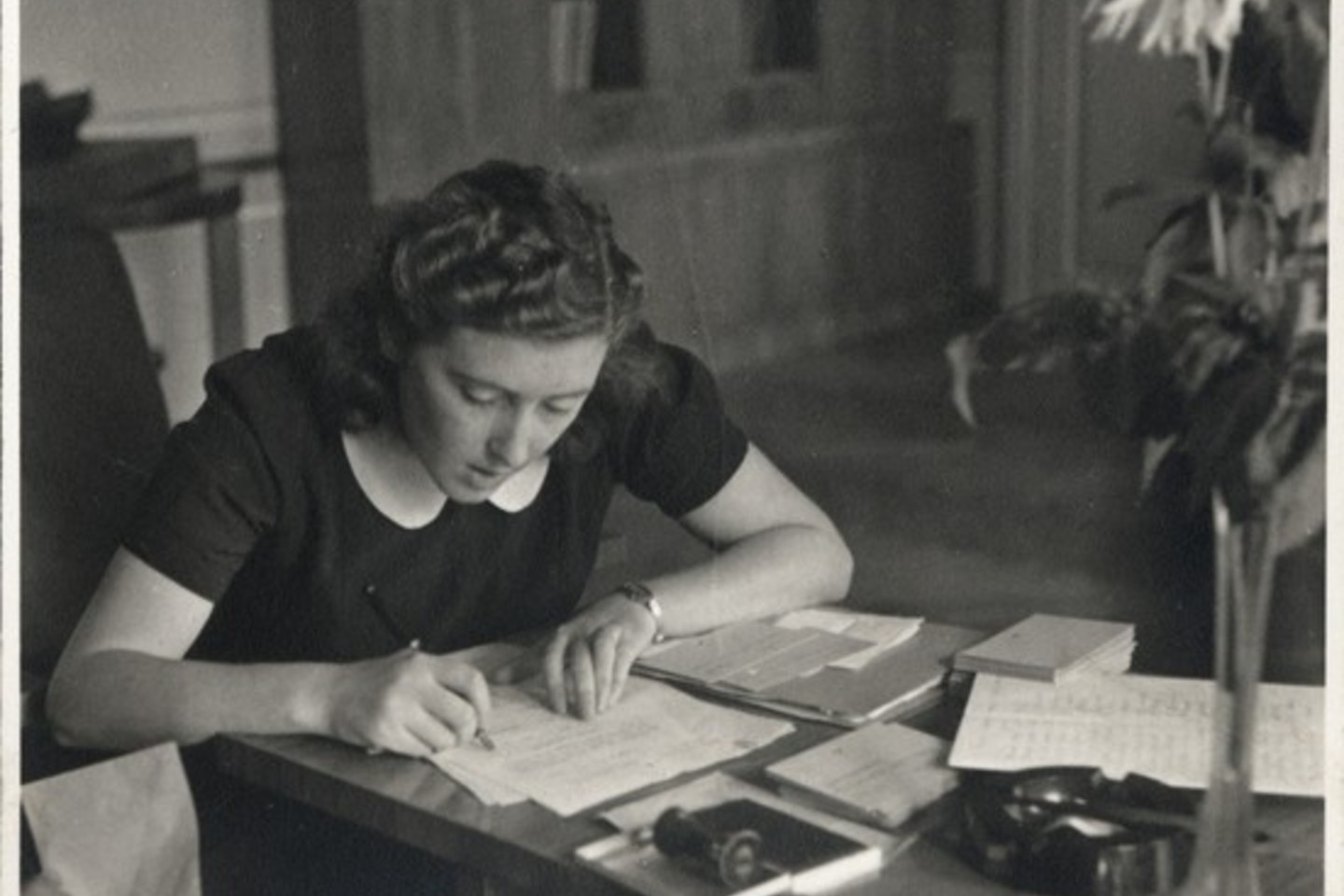 Bibliotekos darbuotoja, inventorizuojanti knygų sąrašus. 1940 m.<br>Lietuvos ypatingojo archyvo nuotr.