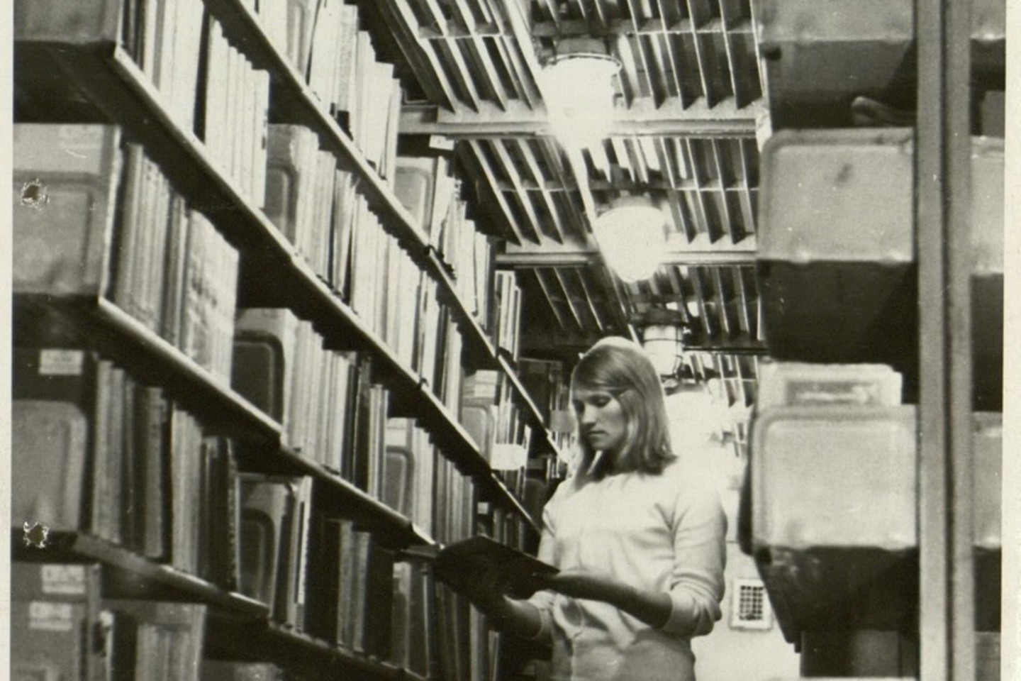 Bibliotekininkė Irena Adamonytė atrenka iš saugyklų knygas skaitytojams LSSR valstybinėje respublikinėje bibliotekoje. 1968 m.<br>Lietuvos ypatingojo archyvo nuotr.