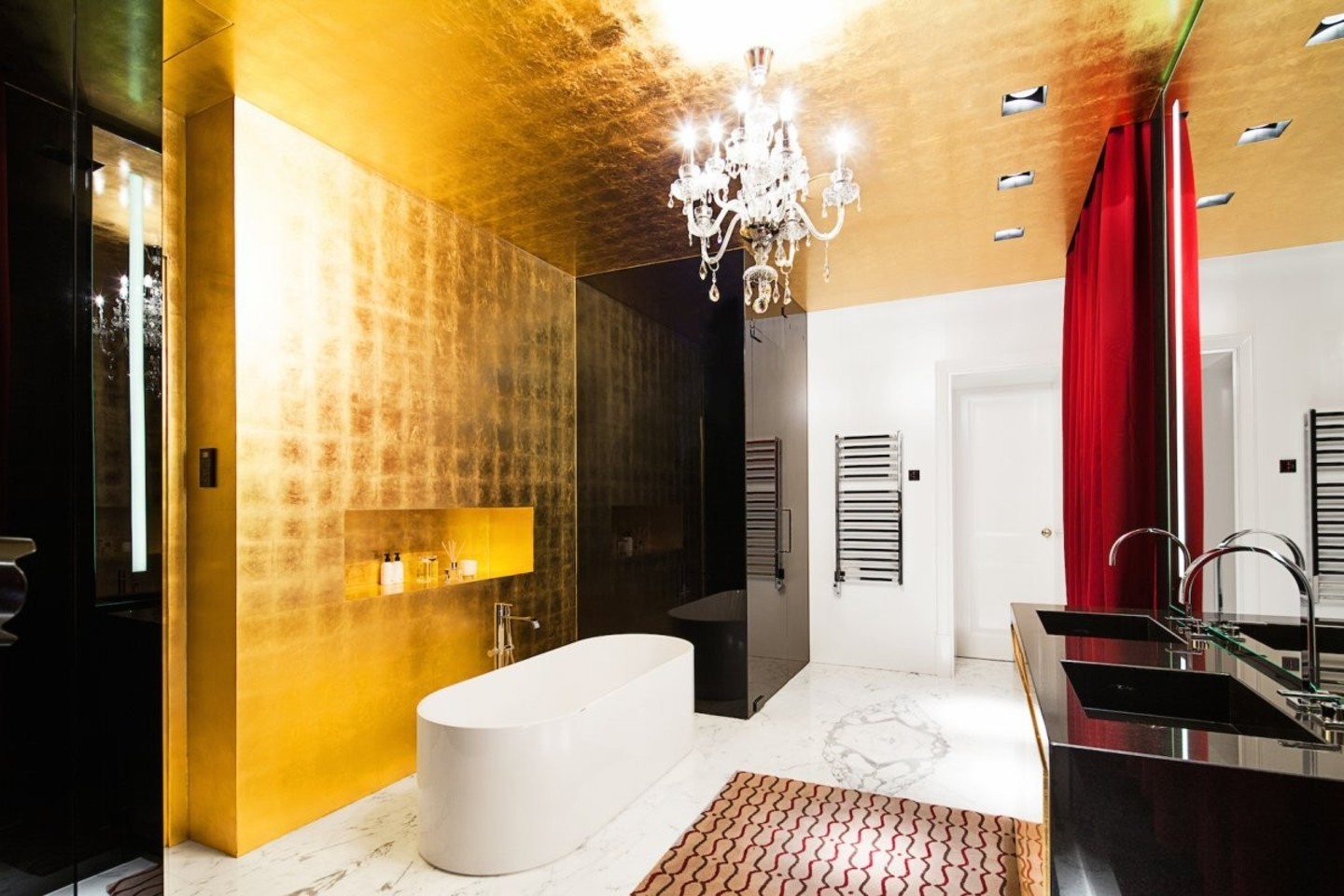 Įspūdingi apartamentai Londone puošti auksinėmis lubomis ir marmurinėmis grindimis.