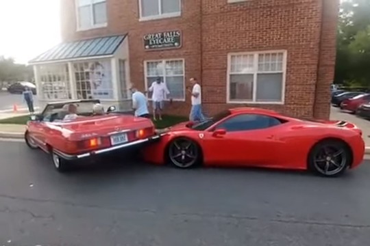 Neįtikėtinas moters žioplumas – sumaigė reto „Ferrari“ priekį