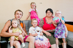 Disciplinuota pareigūnė bedugnėje: su krūva vaikų meta į gatvę