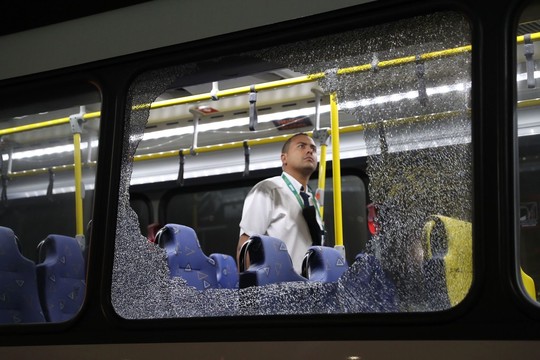 Rio de Žaneire apšaudytas žurnalistus vežęs autobusas