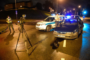 Per girtų nepilnamečių gaudynes Vilniuje dužo policijos mašinos
