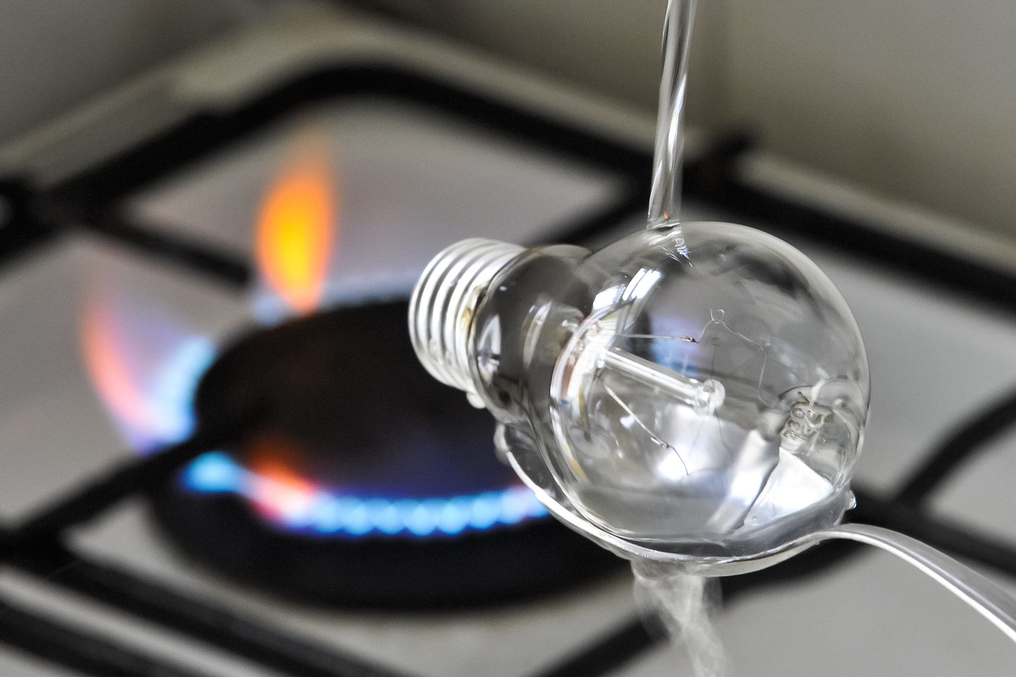 Nuo liepos 1 dienos privatiems klientams elektros kainos sumažėjo vidutiniškai 5,4 proc. ESO skaičiuoja, kad namų ūkio išlaidos elektrai per mėnesį sumažės maždaug 1 euru.