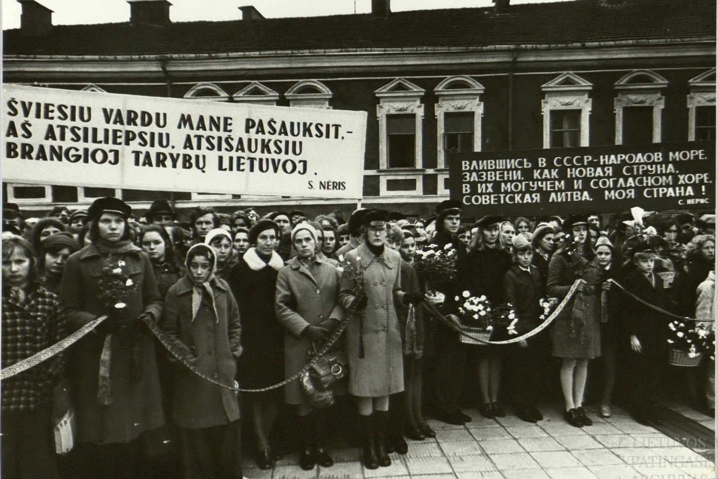Poetės Salomėjos Nėries 70-ųjų gimimo metinių minėjimo dalyviai. Vilnius, 1974 m.<br>Lietuvos ypatingojo archyvo nuotr.