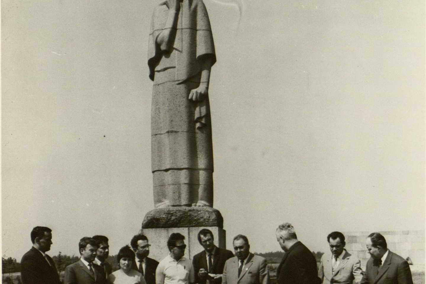 Moldavijos literatūros dienų Lietuvoje dalyviai prie paminklo „Pirčiupių motina“. Paminklo autorius – skulptorius Gediminas Jokūbonis. 1968 m.<br>Lietuvos ypatingojo archyvo nuotr.