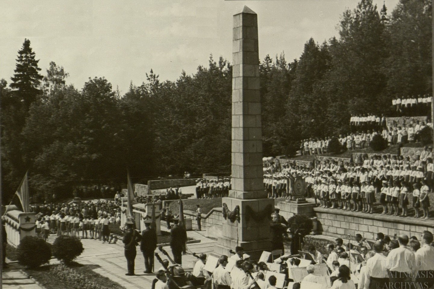 Raudonosios armijos įžengimo į Lietuvą 1944 m. metinių minėjimas Vilniaus Antakalnio karių kapinėse. 1964 m.<br>Lietuvos ypatingojo archyvo nuotr.