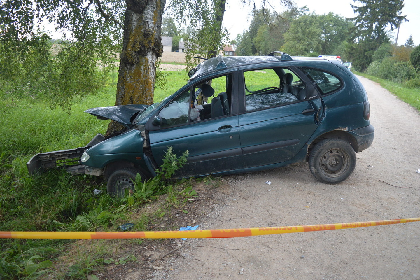 Girto vairuotojo vairuojamas automobilis rėžėsi į pakelės medį.