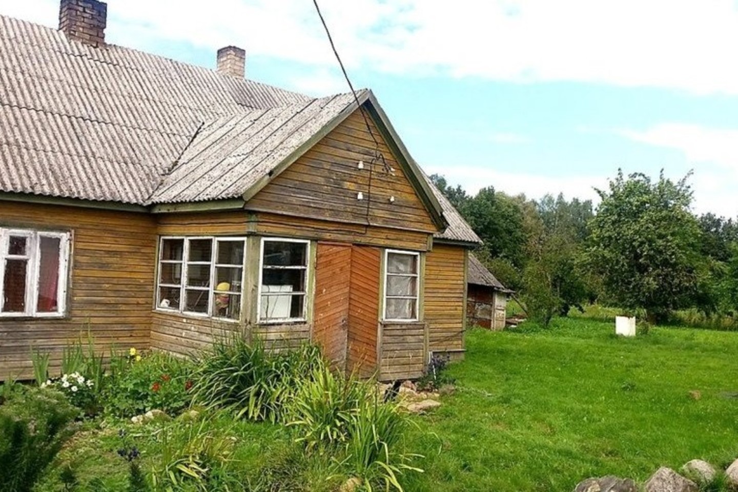 Į sodybą atvykę iškviesti greitosios pagalbos medikai konstatavo jaunos merginos mirtį.