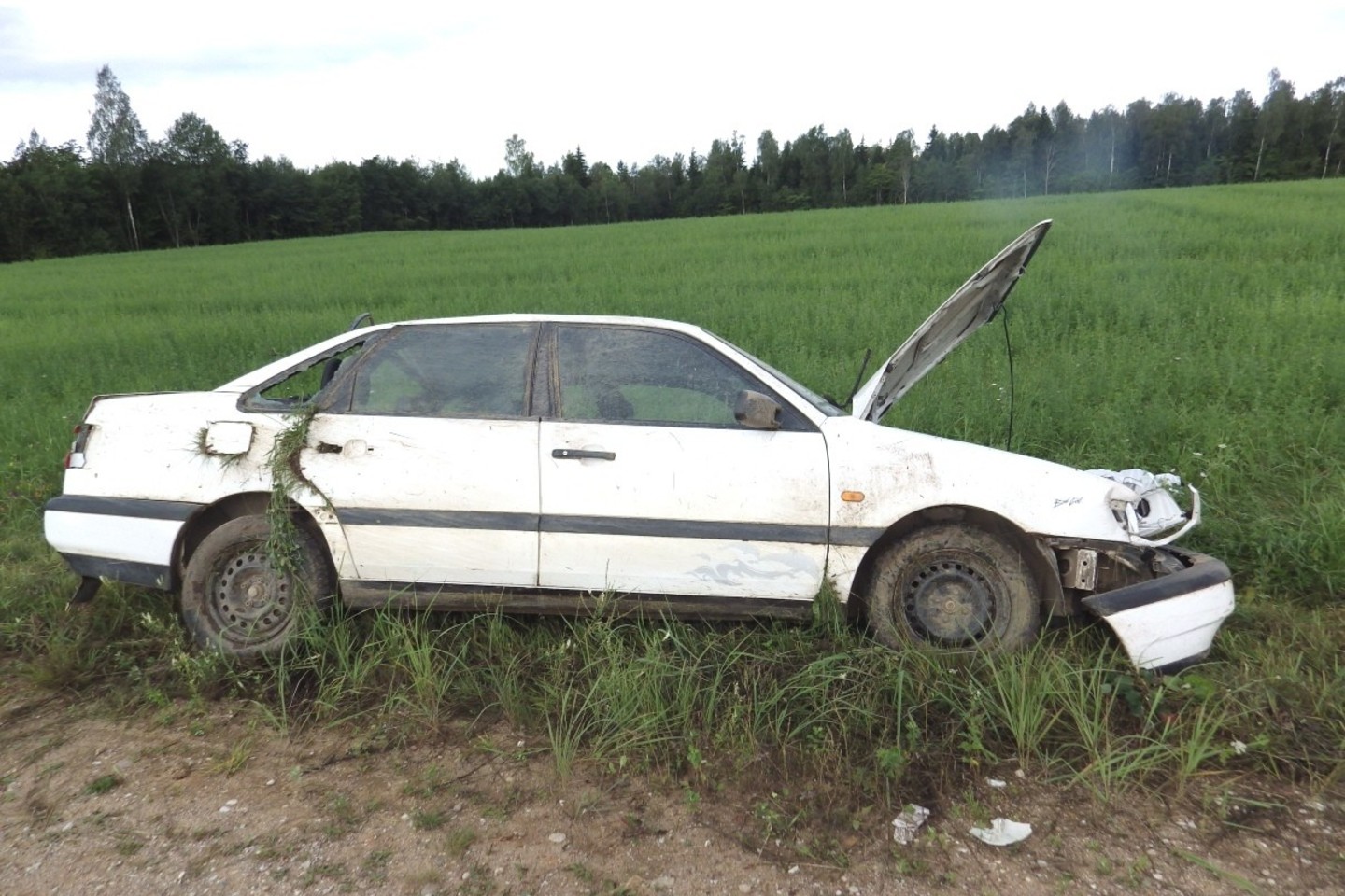 Telšių rajono žvyrkelyje apvirtus automobiliui žuvo žmogus.